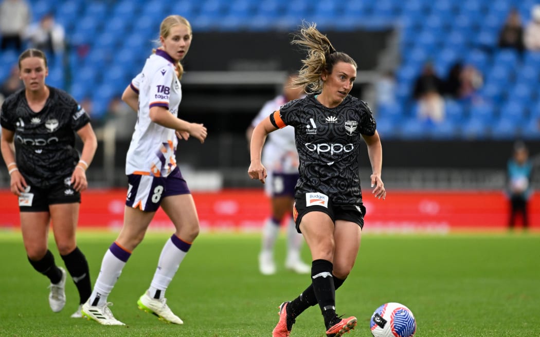 Phoenix captain Annalie Longo during the A-League Women match between the Wellington Phoenix and Perth Glory in Auckland at Go Media Stadium Mt Smart in Auckland, New Zealand on Saturday November 25, 2023. Photo credit: Andrew Cornaga / www.photosport.nz