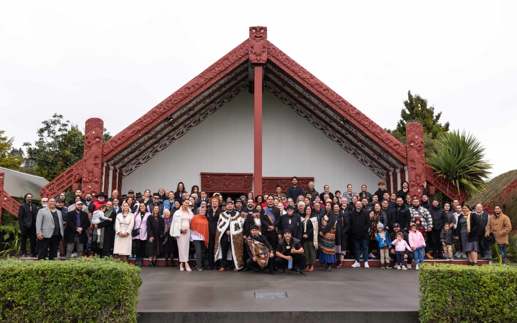 2025 New Zealand Māori Arts and Crafts Institute Graduates and their whānau in front of Te Aronuia-ā-Rua wharenui at Te Puia.