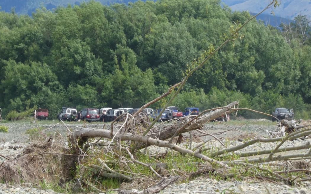 Hur1024LDRashleybi rds: Crate Day outing . . .  Four-wheel-drive ve hicles were out in force  on the Ashley River dur ing last year?s Crate Day.