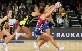 Pulse's Parris Mason (L) with Steel's Georgia Heffernan