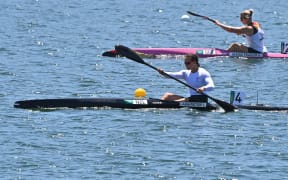 New Zealand's Lisa Carrington (L) and Germany's Sabrina Hering-Pradler compete in a heat for the women's kayak single 500m event during the Tokyo 2020 Olympic Games at Sea Forest Waterway in Tokyo on August 4, 2021. (Photo by Luis ACOSTA / AFP)