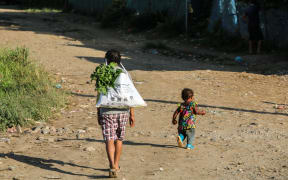 PNG Children on Highlands Highway