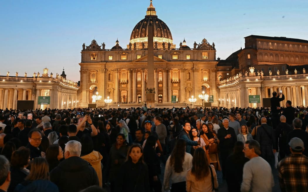 EDITORS NOTE: Graphic content / People queue to pay their respects to late Pope Francis as his body lies in state, outside St Peter’s Basilica in The Vatican, on April 23, 2025. Tens of thousands of mourners began saying their last goodbyes to Pope Francis at St Peter's Basilica Wednesday, as the body of the late Argentine pontiff began three days of lying in state. (Photo by Stefano Rellandini / AFP)
