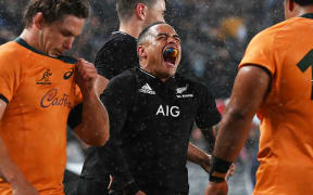 Aaron Smith celebrates a try 2021.