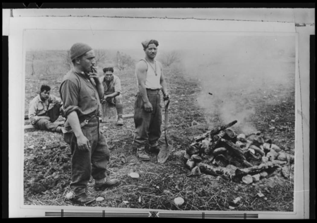 Men of the Māori Battalion preparing a hāngi in Italy, 1944
