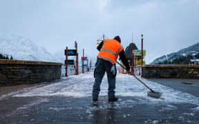 South Island residents are waking up to a white blanket of snow as a cold blast works its way up the country.