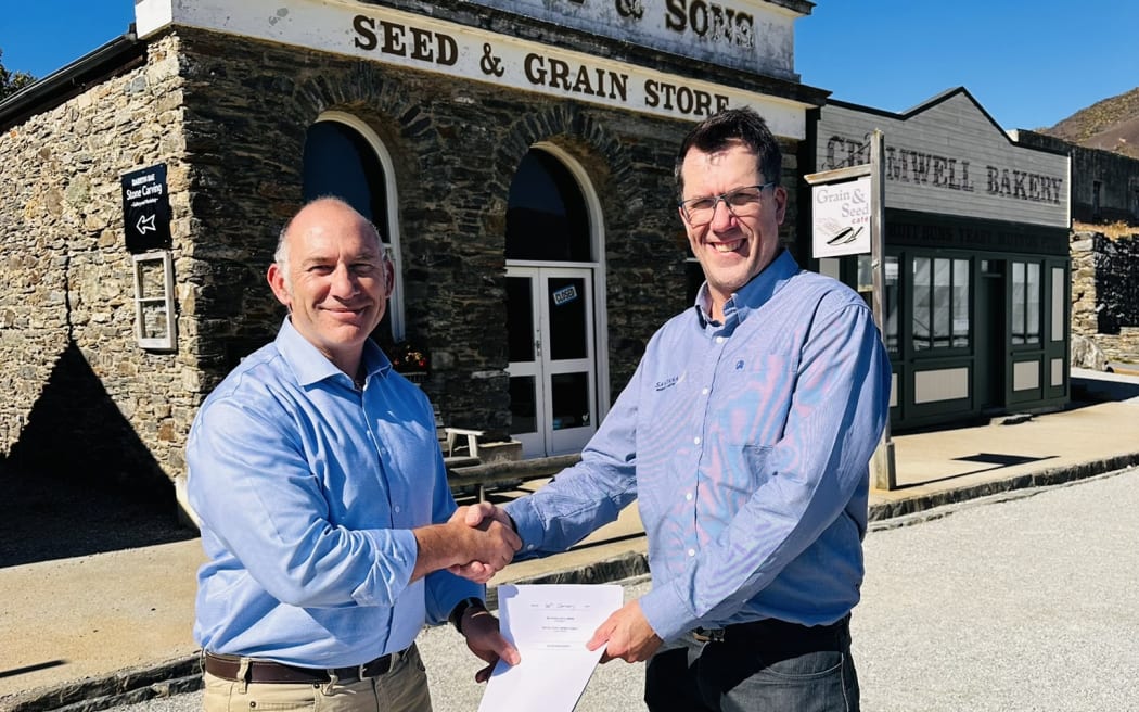 Central Otago District Council chief executive Peter Kelly and Santana Minerals chief executive Damian Spring. Supplied by Santana Minerals
