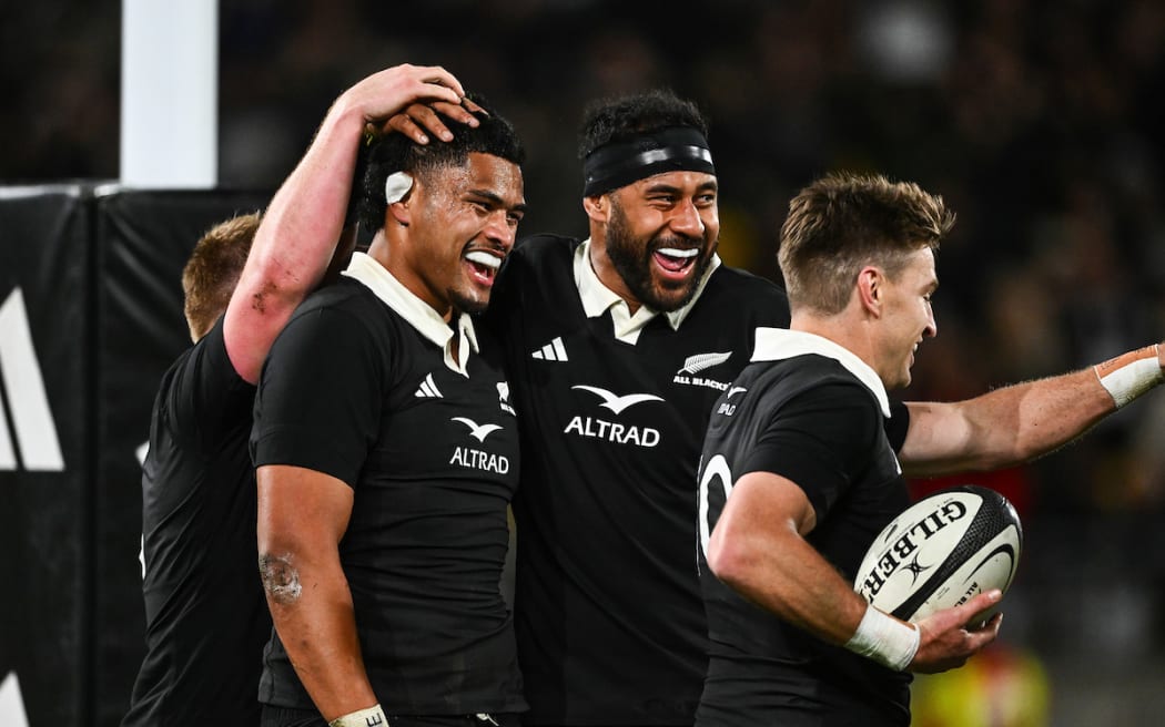 Tupou Vaa'i celebrates his try with Patrick Tuipulotu and Beauden Barrett.