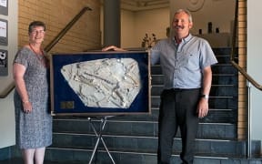 Friends of Waikato Museum President Alison Gibb and Hamilton Junior Naturalist Club President Mike Safey with the giant penguin fossil replica.