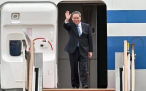 Chinese Premier Li Qiang waves upon his arrival at Seoul Air Base in Seongnam on 26 May, 2024.