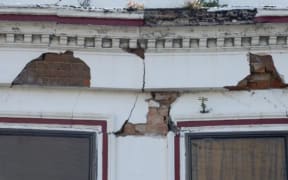 Cracked building at 170 Rattray St in Dunedin