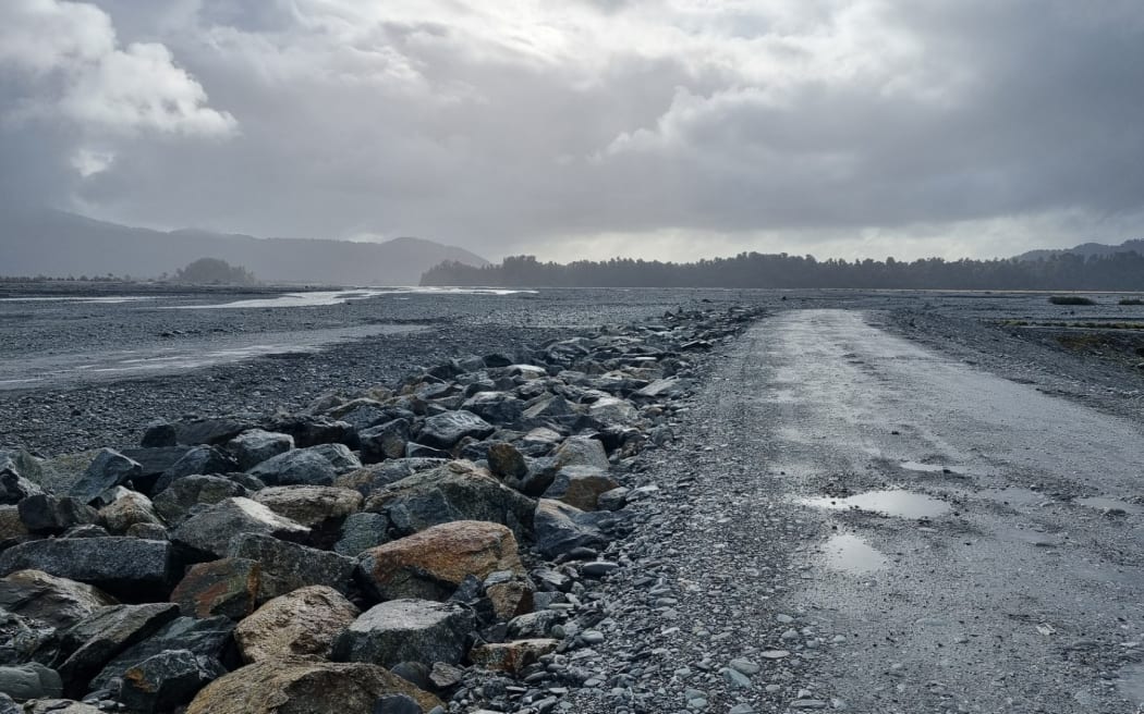 The vast bed of the Waiho fm stopbank, looking west.