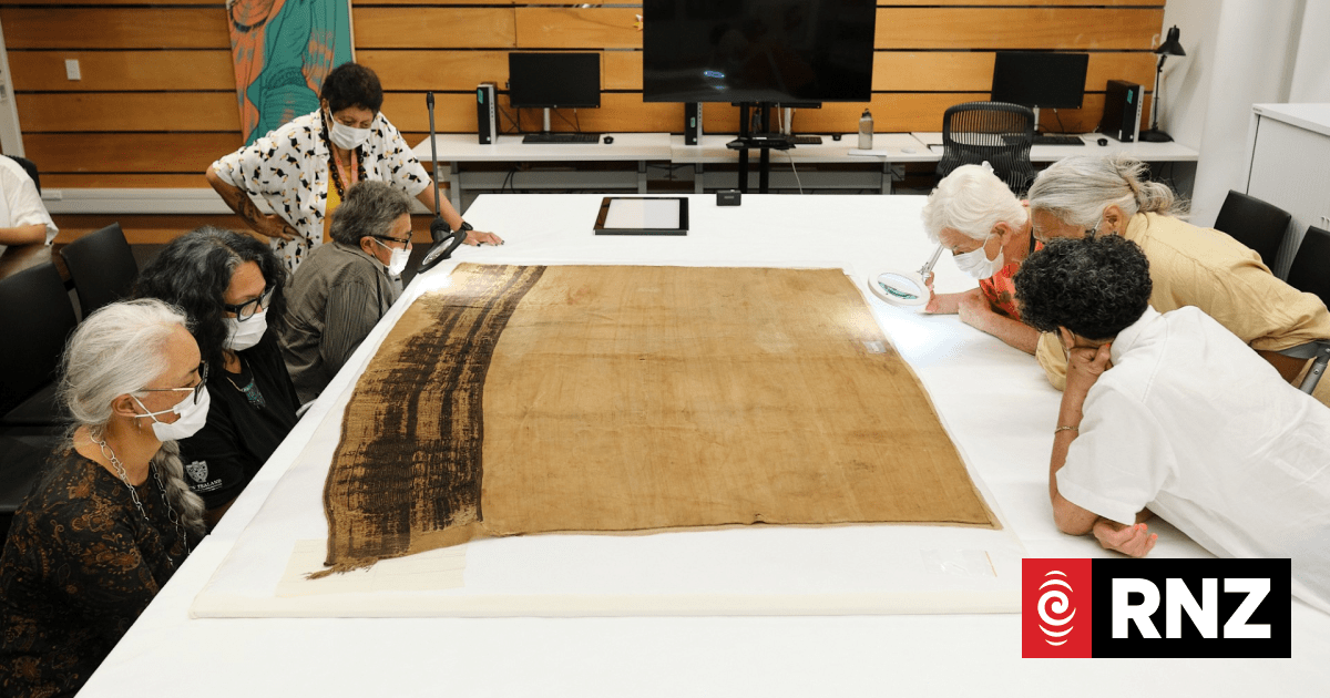 Centuries-old Māori warrior's cloak returned to Aotearoa
