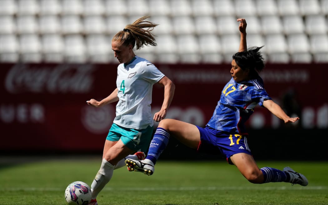 Remina Chiba (right) of Japan tries to steal the ball from CJ Bott of New Zealand at Estadio Nueva Condomina, Murcia, Spain on 3 June, 2024.