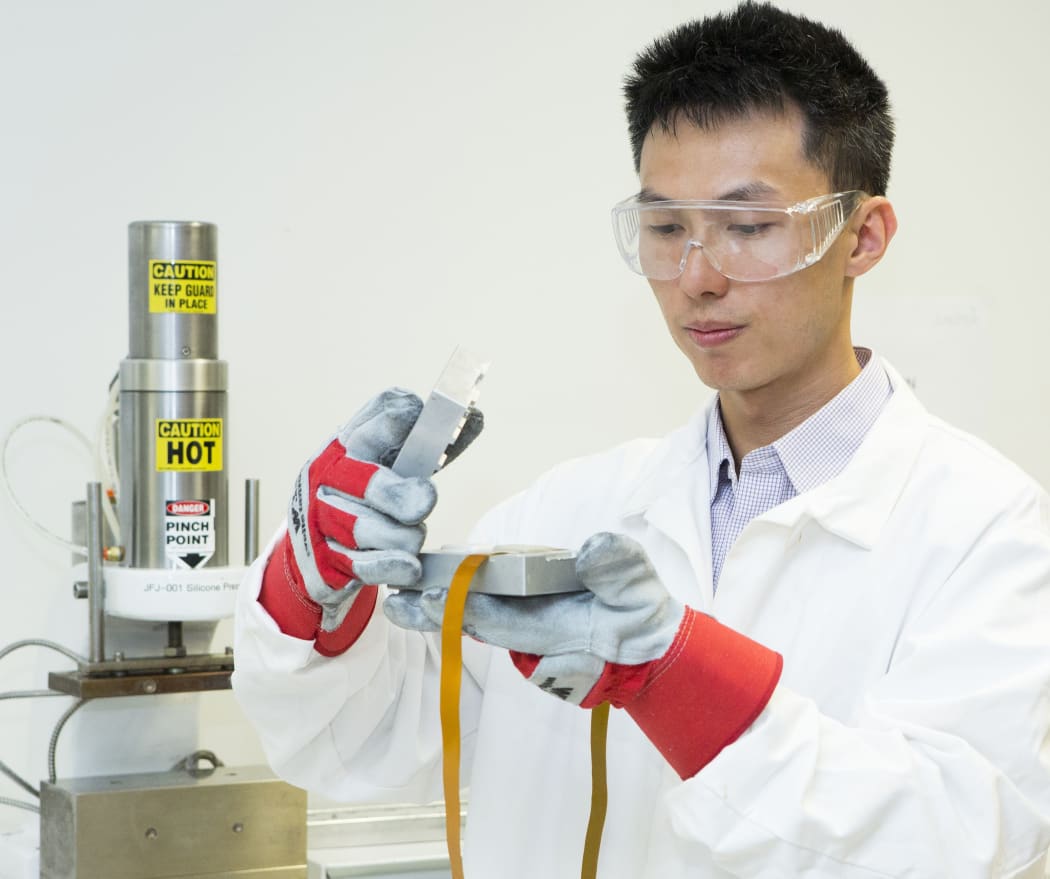 Bioengineer Peng  Du, from the University of Auckland, has won the 2018 Prime Minister's MacDiarmid Emerging Scientist Prize for developing devices to diagnose gut problems.
