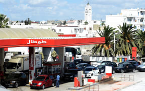 Tunisian motorists line up at a gas station to refuel after the announcement of a strike by fuel transporters, in Tunis, on September 21, 2015 in Tunis.