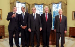 WASHINGTON - JANUARY 07: U.S. President George W. Bush (C) meets with President-elect Barack Obama (2nd-L), former President Bill Clinton (2nd-R), former President Jimmy Carter (R) and former President George H.W. Bush (L) in the Oval Office January 7, 2009 in Washington, DC. On January 20, 2009 Barack Obama will be sworn in as the nations’s 44th president.   Mark Wilson/Getty Images/AFP (Photo by MARK WILSON / GETTY IMAGES NORTH AMERICA / Getty Images via AFP)