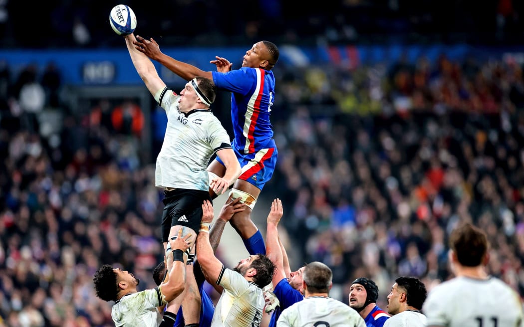 Autumn Nations Series, Stade de France, Paris, France 20/11/2021
France vs New Zealand
New Zealand's Brodie Retallick competes in the air with Cameron Woki of France 
Mandatory Credit Â©INPHO/James Crombie
