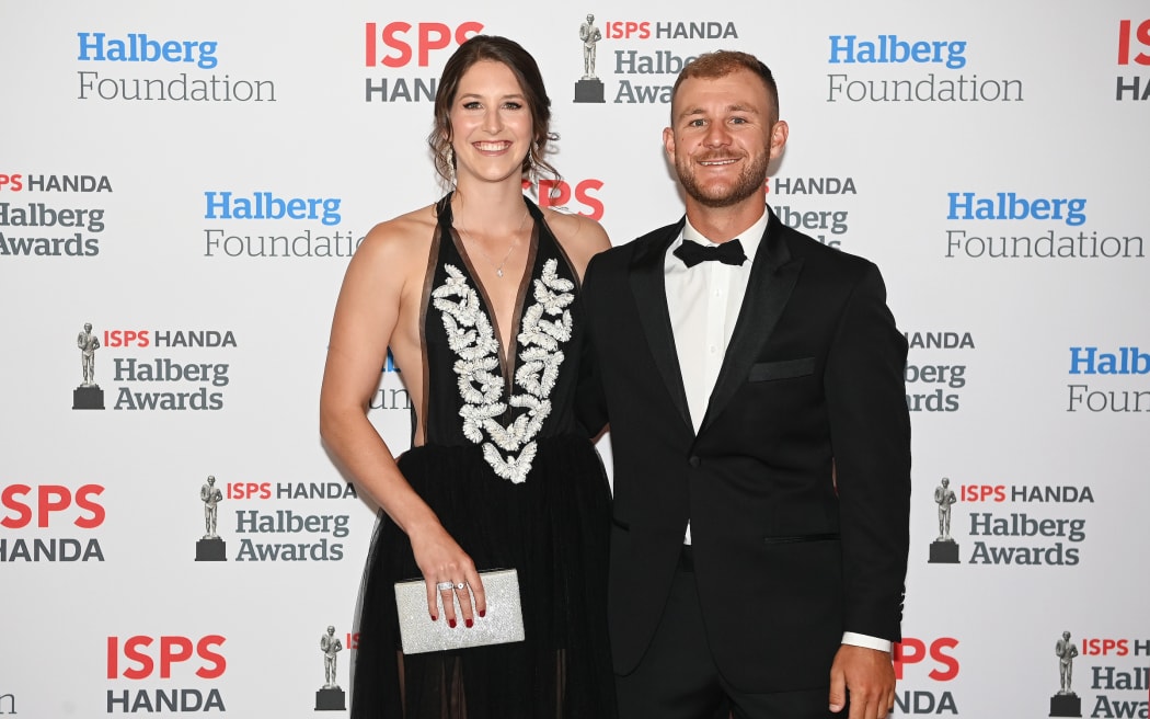 Eliza McCartney i Lucas Walton Kim na czerwonym dywanie, zdobywca dziesięcioletniej nagrody ISPS Handa Halberg Awards w Spark Arena w Auckland.  środa, 24 marca 2021 r.