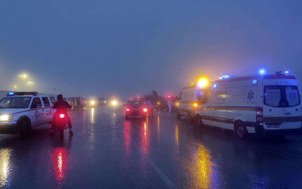 Na tym zdjęciu dostarczonym przez agencję prasową Moj widać pojazdy ekipy ratowniczej w pobliżu miejsca wypadku helikoptera z prezydentem Iranu Ebrahimem Raisim w Farezgan w północno-zachodnim Iranie, niedziela, 19 maja 2024 r. (Azin Haghighi/Moj News Agency za pośrednictwem AFP)