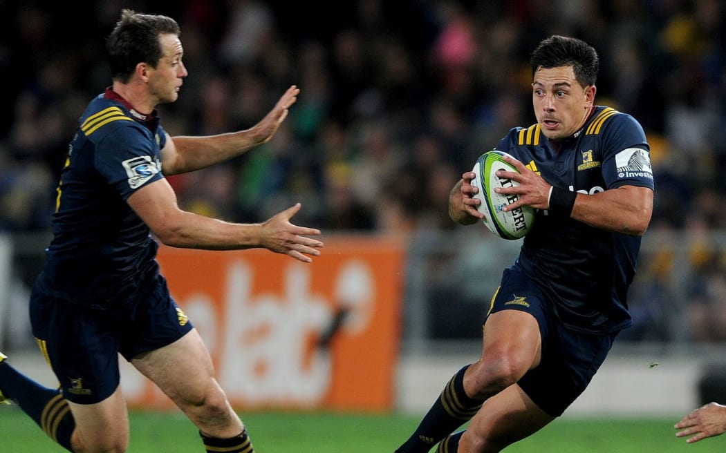 Highlanders Rob Thompson (R) and Ben Smith (L) on the move