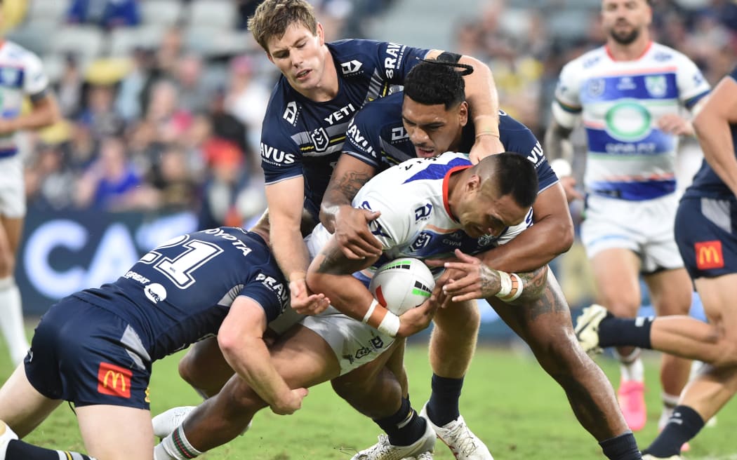 勇士隊的馬拉塔·紐科雷在 NRL 對陣北昆士蘭牛仔隊的比賽中吸引了防守隊員。