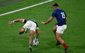 Cheslin Kolbe of South Africa scores a try.