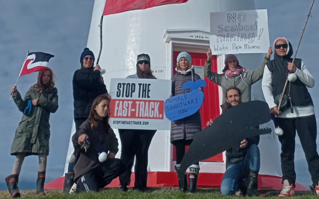 A group on the Taranaki cape completed representation for the region's three waka: Aotea at Pātea, Tokomaru at Ngāmotu and Kurahaupō at Pungarehu.
