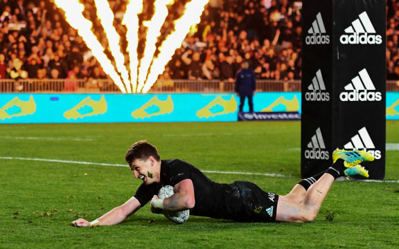 All Blacks Beauden Barrett scores a try.