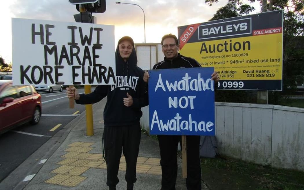 Buck Shelford joins protesters to call for more access for the local Māori to Awataha.