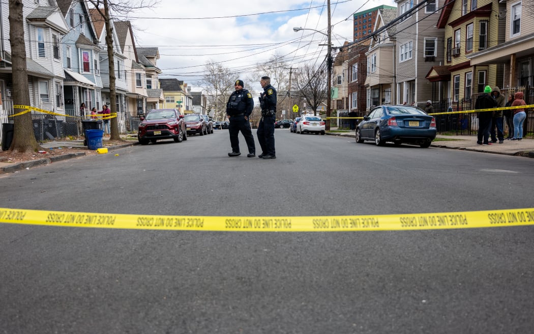 NEWARK, NUEVA JERSEY – 5 DE ABRIL: Residentes y policías se reúnen afuera de casas que sufrieron daños estructurales y tuvieron que ser evacuadas después de que la ciudad de Nueva York y partes de Nueva Jersey sufrieran un terremoto de magnitud 4,8 el 5 de abril de 2024 en Newark, Nueva Jersey.  No hubo informes de heridos por el terremoto de la mañana, pero muchas personas informaron temblores visibles en edificios y casas.  Los temblores se sintieron desde Filadelfia hasta Boston.  Spencer Platt/Getty Images/AFP (Foto de SPENCER PLATT / GETTY IMAGES NORTEAMÉRICA / Getty Images vía AFP)