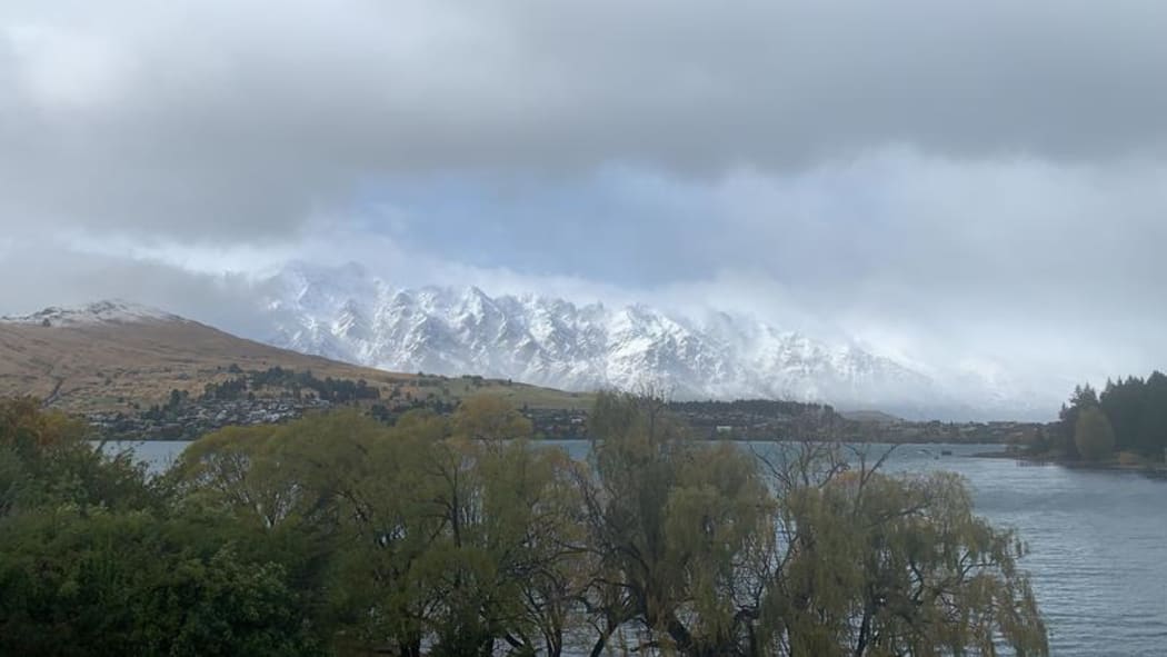 Matt Hollyer's picture of snow above Lake Wakatipu.