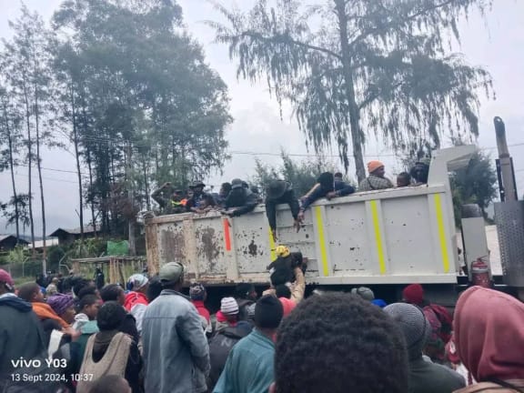 Hundreds of women and children have been displaced and there were reports of food shortages after five days of brutal fighting which broke out on Wednesday last week between rival clans living near the Porgera gold mine.