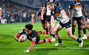 Emoni Narawa of the Chiefs dives to score a try.