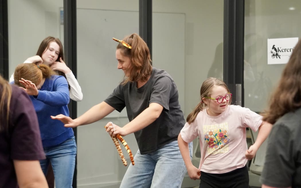 Tutor Connie Bollen (centre) and jammer Rowan Reade.