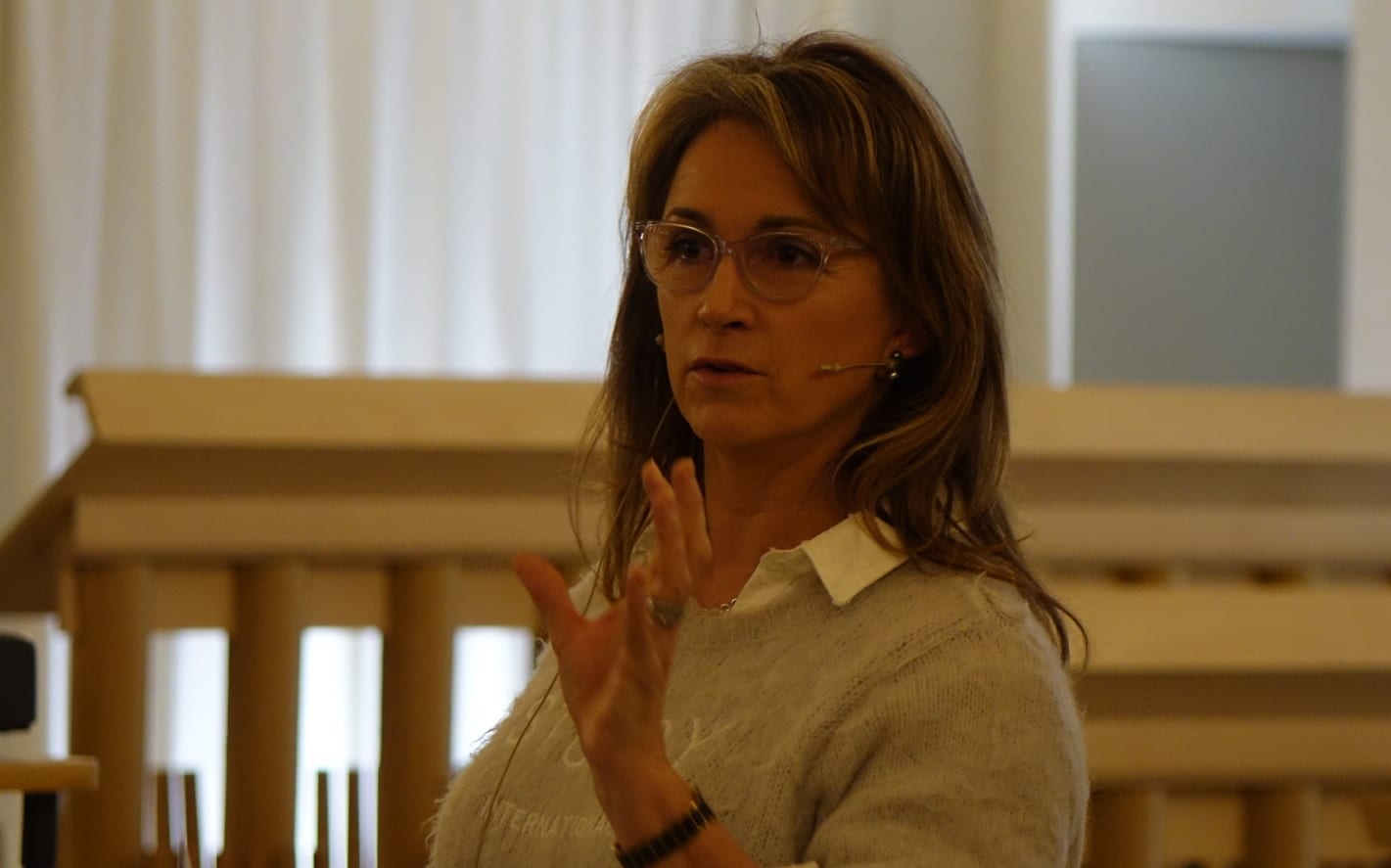 Advocacy group EQC Fix spokesperson Melanie Bourke addresses a meeting of Christchurch homeowners.