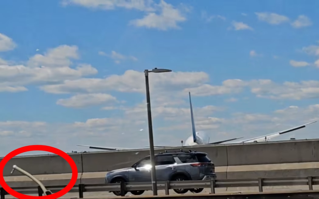 United Airlines Boeing 767 Strikes Light Pole and Truck on New Jersey Turnpike During Landing, Injuring Driver — image 2