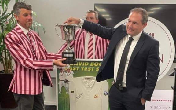 MP Ryan Hamilton makes the draw for David Boon's Australian test shirt.