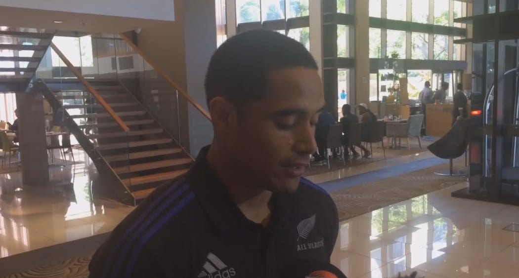 Aaron Smith issuing an apology to reporters at the airport.