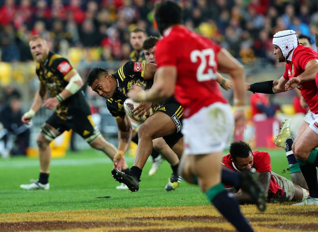 Hurricanes' Julian Savea runs the ball .