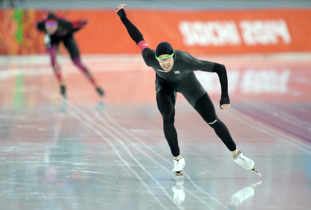 Shane Dobbin  leads Germany's Moritz Geisreiter in the 10,000m speed skating.