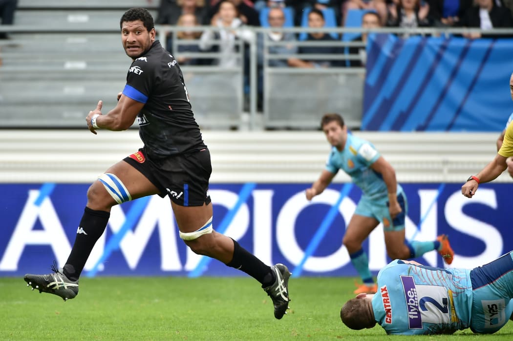 'Ikale Tahi lock Steve Mafi in action for Castres'.