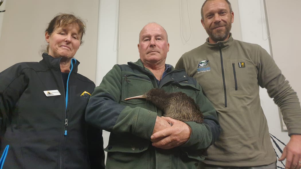 Taranaki Kiwi Trust's Sue Hardwick-Smith, truck driver Alan Pennington and Simon Collins, sanctuary manager at Rotokare Scenic Reserve with Papa the kiwi.