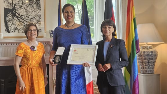 Valery Wichman receives the Franco-German award from the French ambassador Laurence Beau and the German ambassador Nicole Menzenbach.