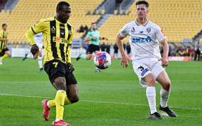 Ifeanyi Eze of the Phoenix and Jake Girdwood-Reich of Auckland during the A-League Men.