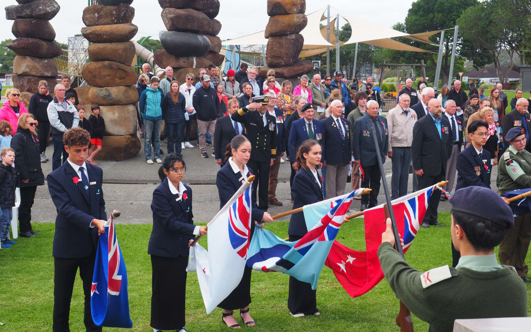 Students from Kerikeri High and Springbank School, along with members of Kerikeri Cadet Unit, ran this year's Anzac Day services at Kerikeri Domain in the Far North. Photo: RNZ / Peter de Graaf