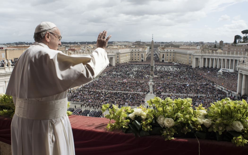 Pope Francis delivers the "Urbi et Orbi" blessing to the city and to the world from the balcony of St Peter's basilica after the Easter Sunday Mass on April 1, 2018 in Vatican.
