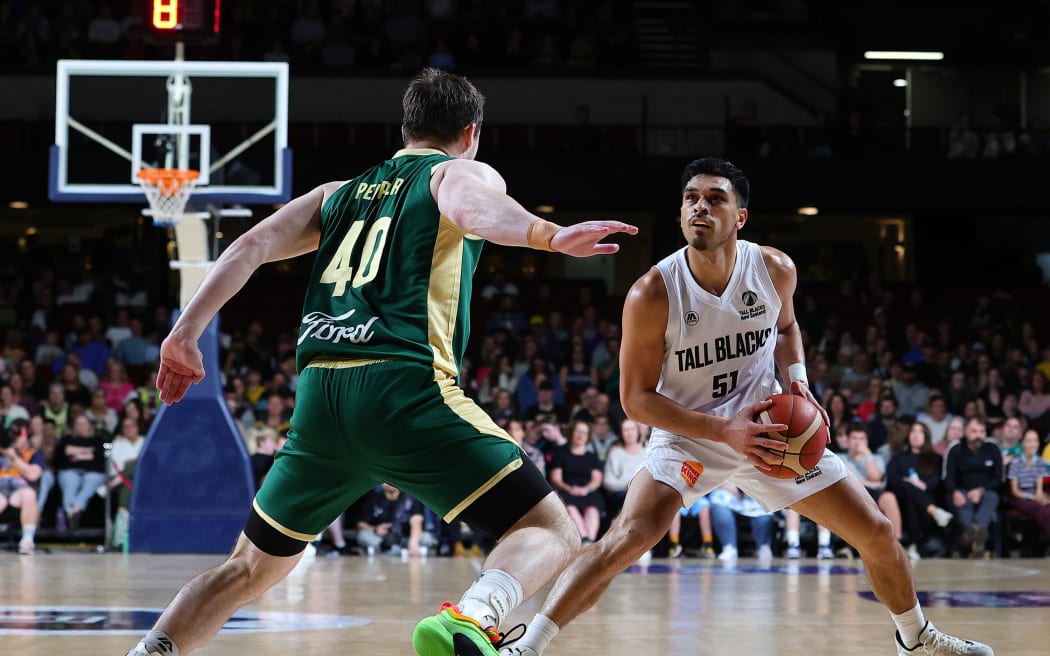 Shea Ili of the Tall Blacks and Elijah Pepper of the Boomers, 2025.