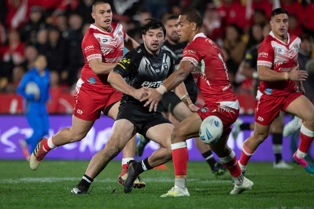 Kotoni Staggs (R) looks on as Kiwis hooker Brandon Smith sets up a try for Roger Tuivasa-Sheck.