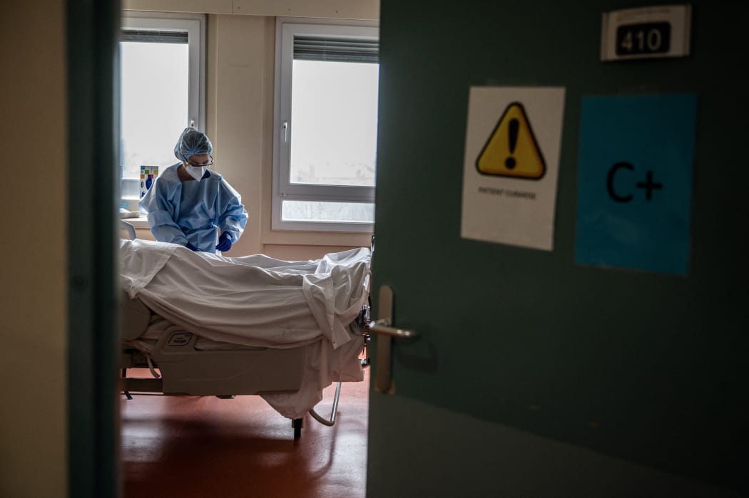 A nurse takes care of a patient suffering from Covid-19 at the intensive care unit of the Centre hospitalier privé de l'Europe in Port-Marly, on 25 March 2021.